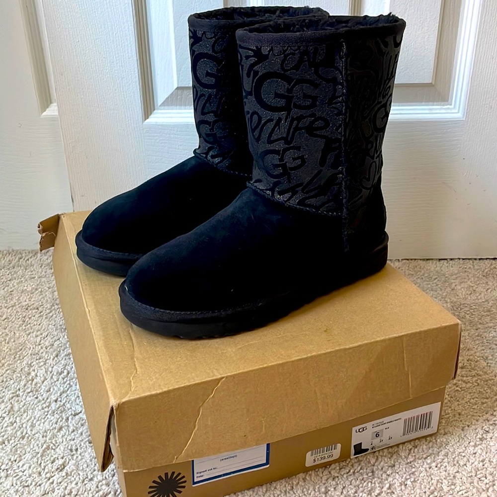 UGG Classic Short Sparkle Graffiti-Black